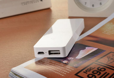 Fashion White Slim Gift Power Bank 3000mah Small Pocket Charger for Smartphone iPad mp4
